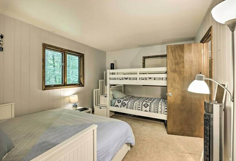 Peaceful Poconos Hideaway: Grill + Fire Pit!