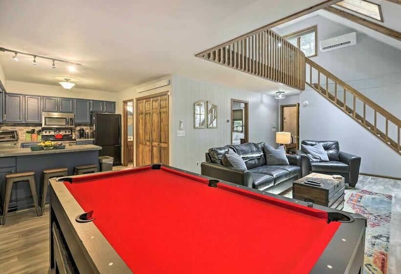 Peaceful Poconos Hideaway: Grill + Fire Pit!