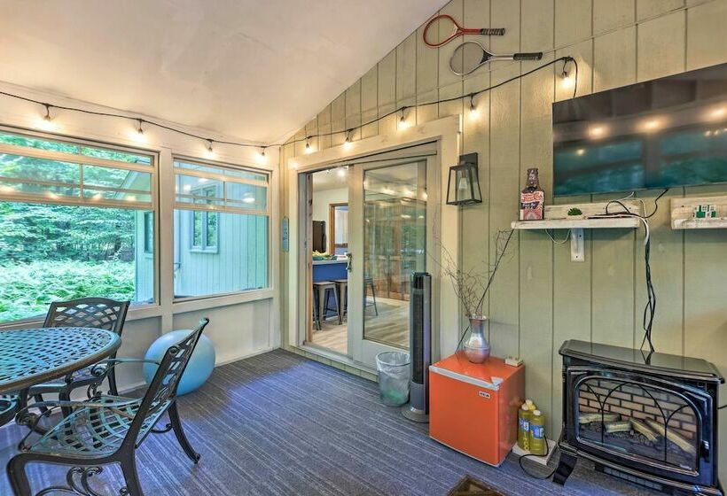 Peaceful Poconos Hideaway: Grill + Fire Pit!