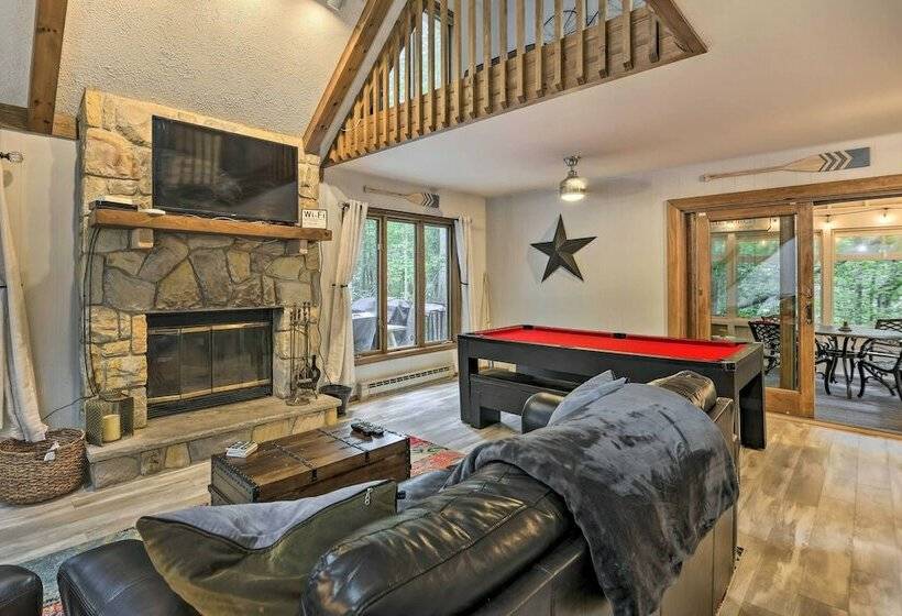 Peaceful Poconos Hideaway: Grill + Fire Pit!