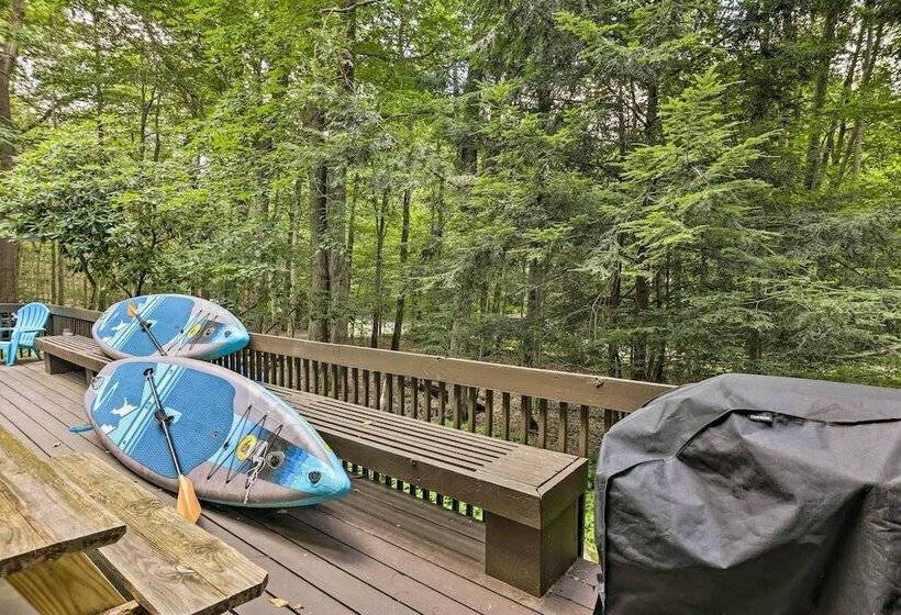 Peaceful Poconos Hideaway: Grill + Fire Pit!