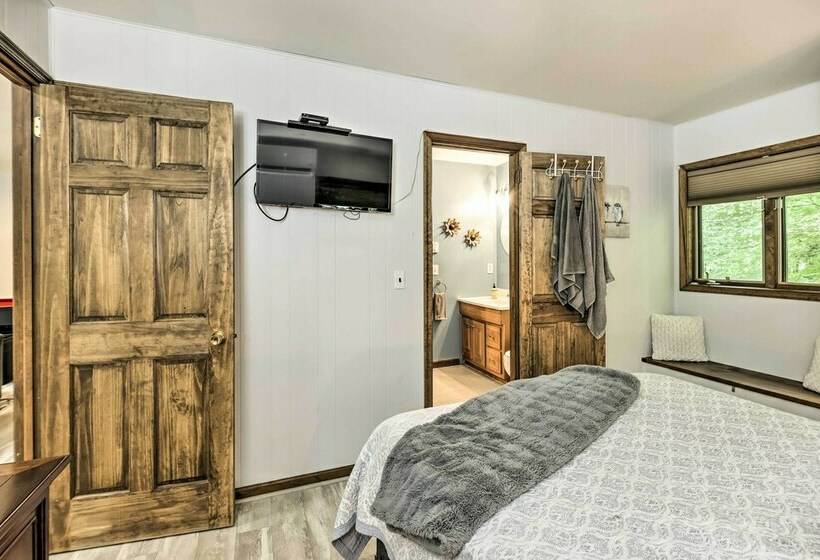 Peaceful Poconos Hideaway: Grill + Fire Pit!