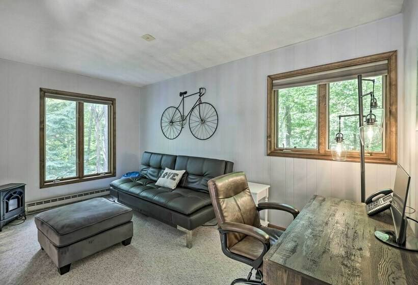 Peaceful Poconos Hideaway: Grill + Fire Pit!