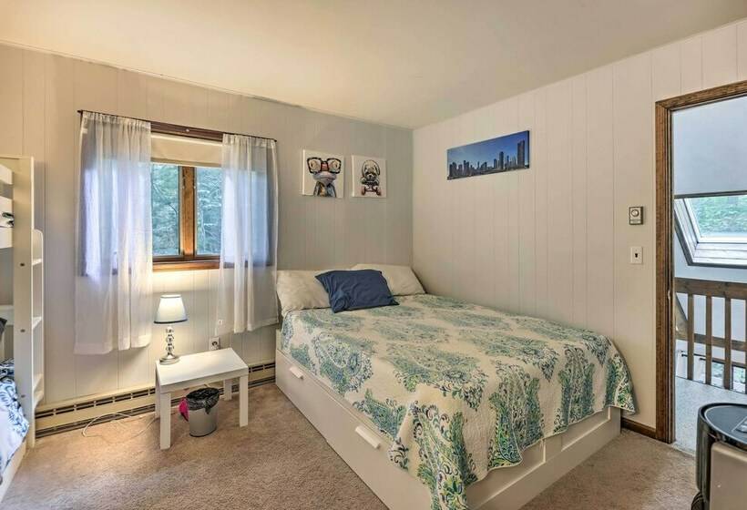 Peaceful Poconos Hideaway: Grill + Fire Pit!