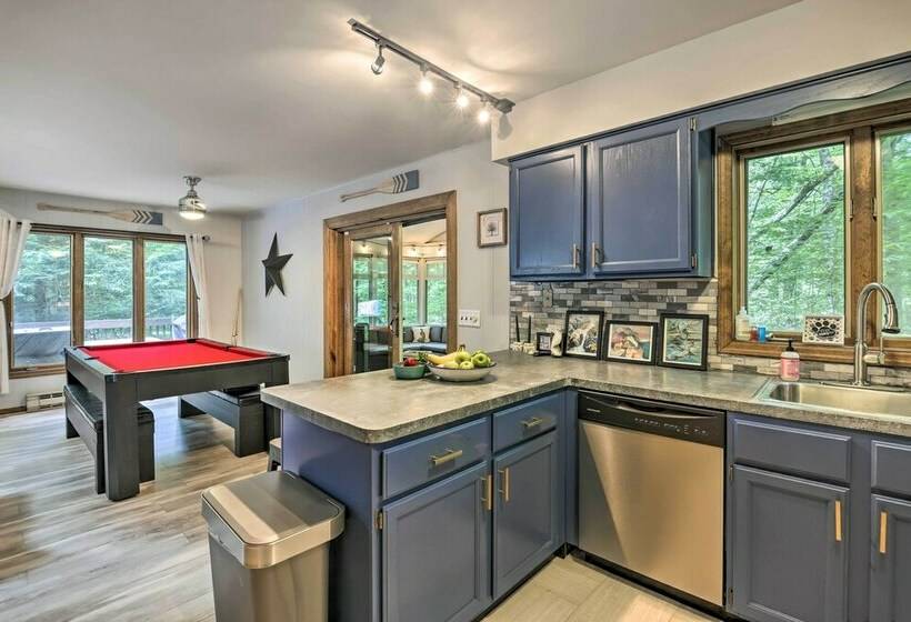 Peaceful Poconos Hideaway: Grill + Fire Pit!
