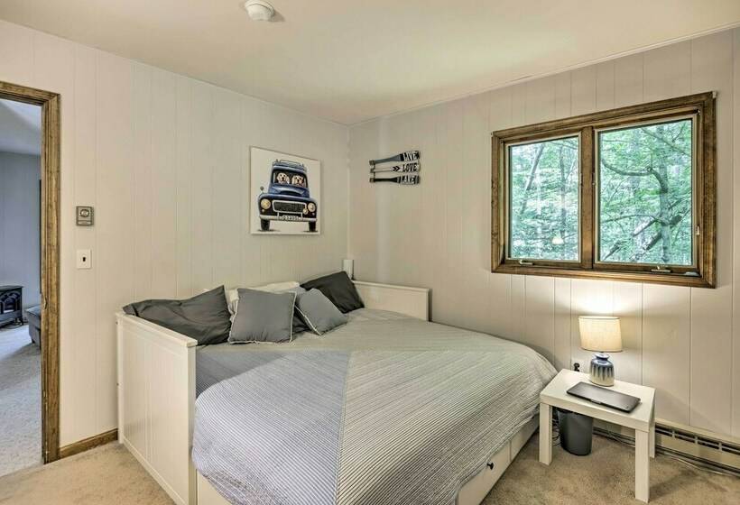 Peaceful Poconos Hideaway: Grill + Fire Pit!