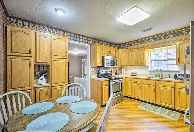 Pet Friendly Clarksville Home W/ Central A/c