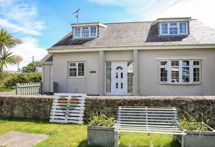 レジデンス Homely, 4 Bed House Close To Stunning Beach
