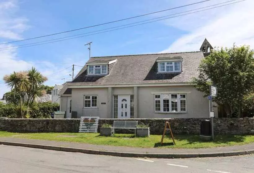 レジデンス Homely, 4 Bed House Close To Stunning Beach