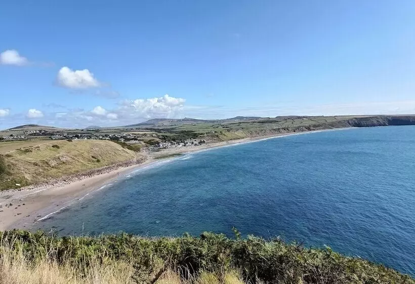 レジデンス Homely, 4 Bed House Close To Stunning Beach