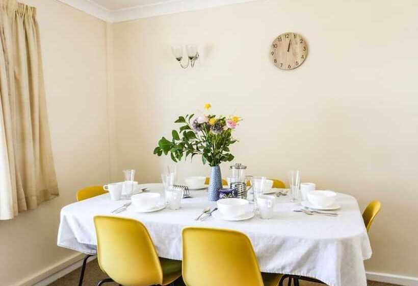 إقامة Homely, 4 Bed House Close To Stunning Beach