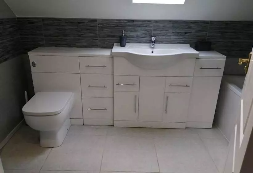 レジデンス Homely, 4 Bed House Close To Stunning Beach