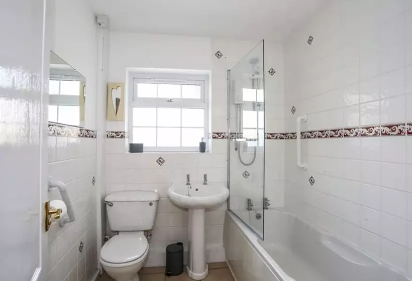 レジデンス Homely, 4 Bed House Close To Stunning Beach