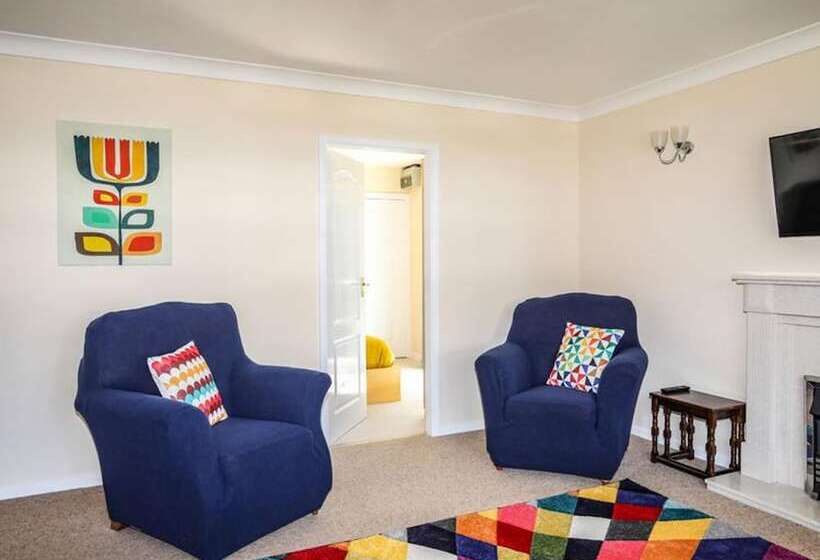 إقامة Homely, 4 Bed House Close To Stunning Beach