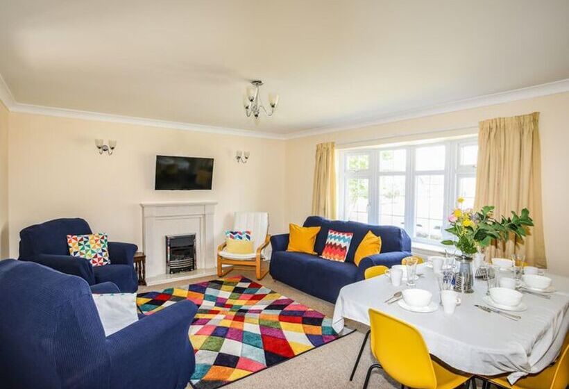 إقامة Homely, 4 Bed House Close To Stunning Beach