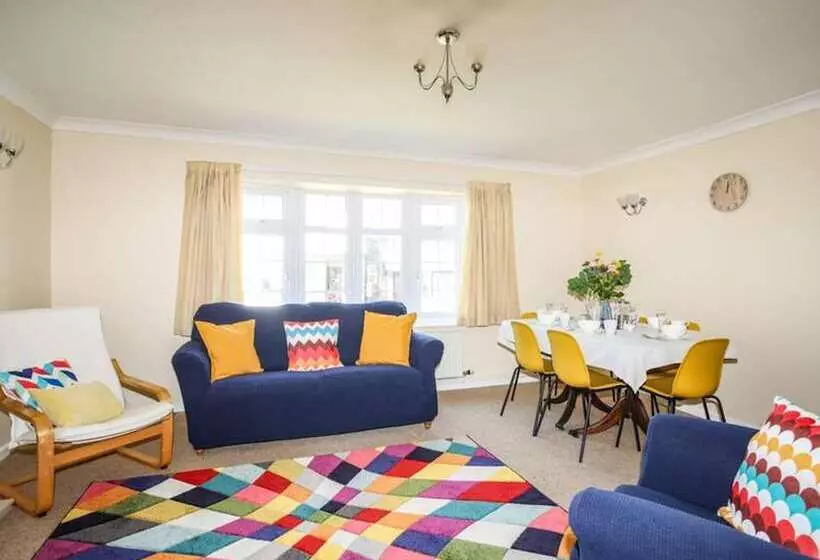 レジデンス Homely, 4 Bed House Close To Stunning Beach