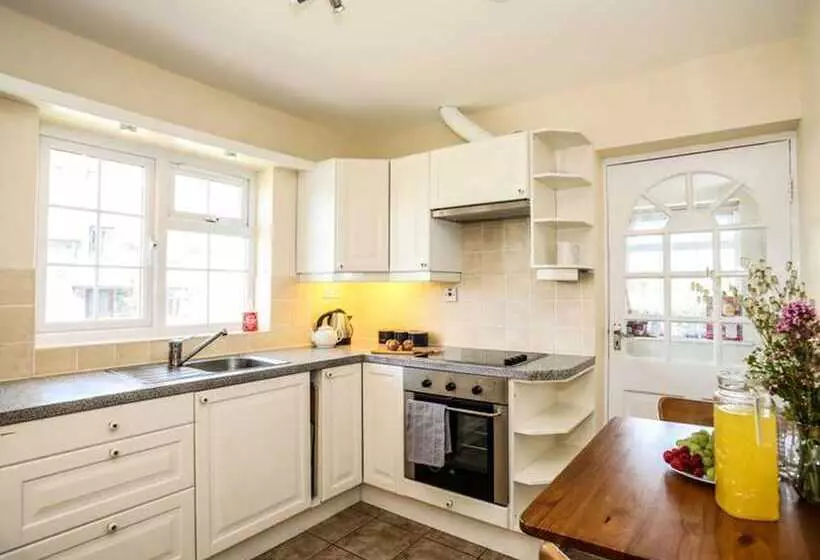 レジデンス Homely, 4 Bed House Close To Stunning Beach