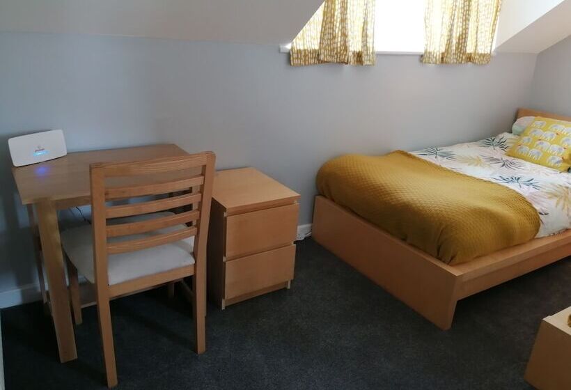 إقامة Homely, 4 Bed House Close To Stunning Beach