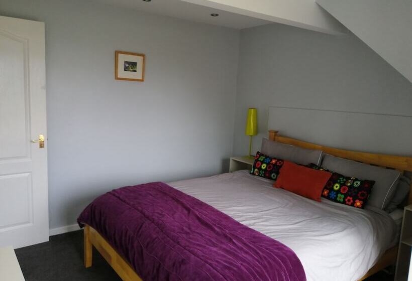 إقامة Homely, 4 Bed House Close To Stunning Beach