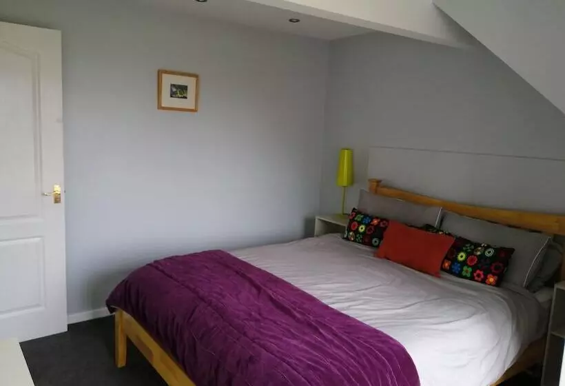 レジデンス Homely, 4 Bed House Close To Stunning Beach