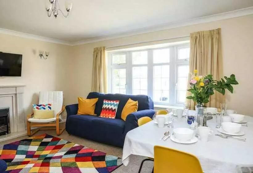レジデンス Homely, 4 Bed House Close To Stunning Beach