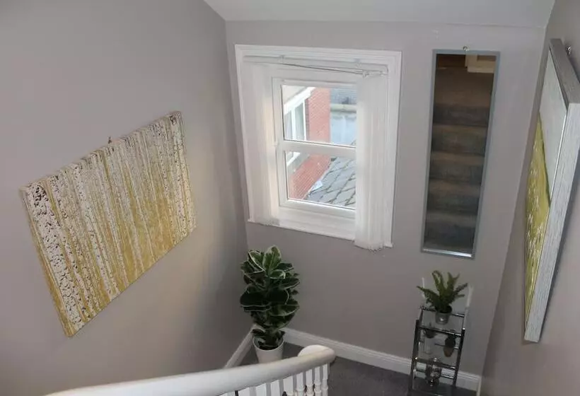 اقامتگاه Stunning 4 Bed House In Belfast