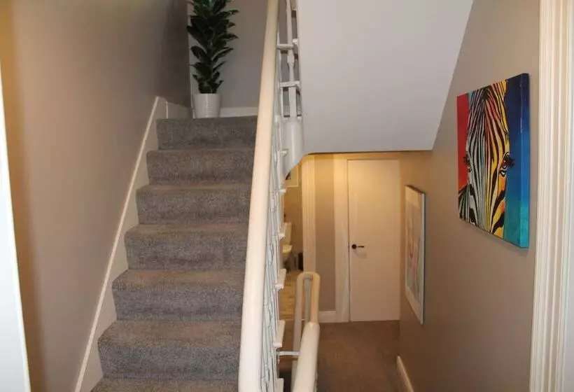 اقامتگاه Stunning 4 Bed House In Belfast