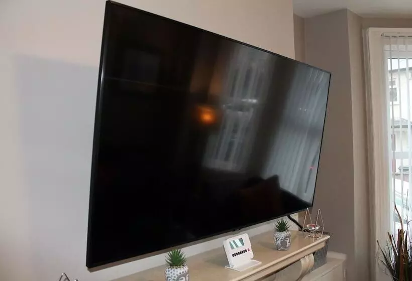 اقامتگاه Stunning 4 Bed House In Belfast