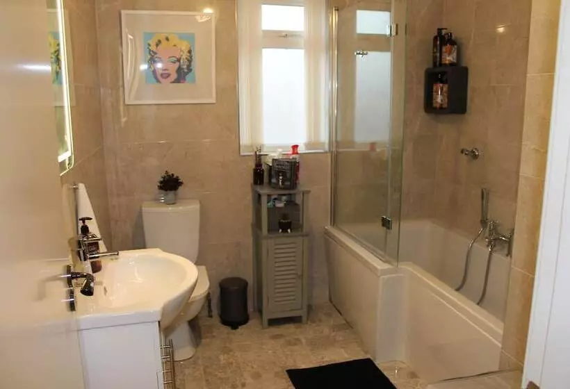 اقامتگاه Stunning 4 Bed House In Belfast