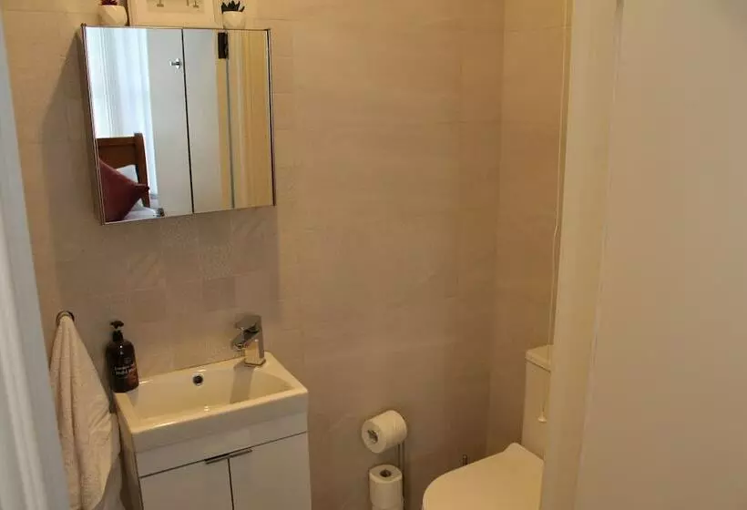 اقامتگاه Stunning 4 Bed House In Belfast