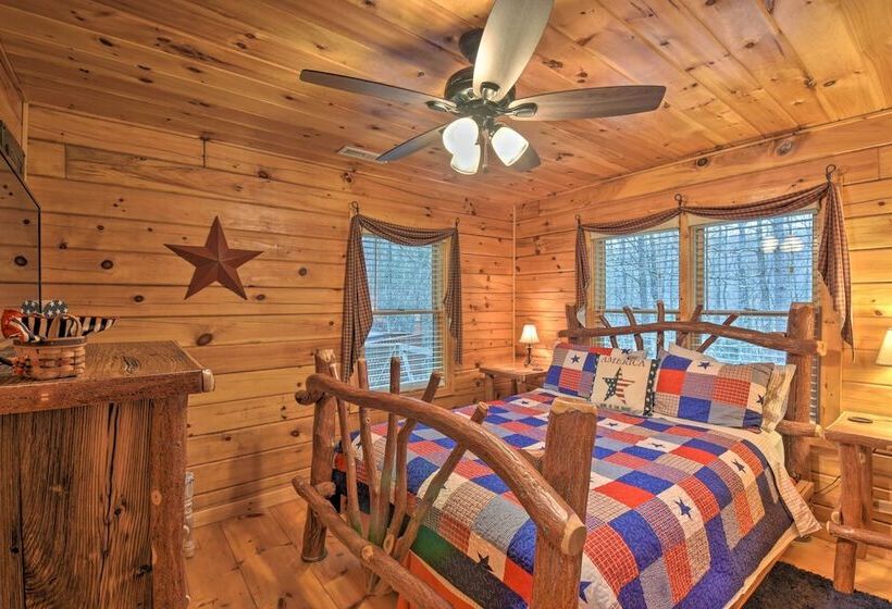 Rural Murphy Cabin Yard, Hot Tub & Fire Pit