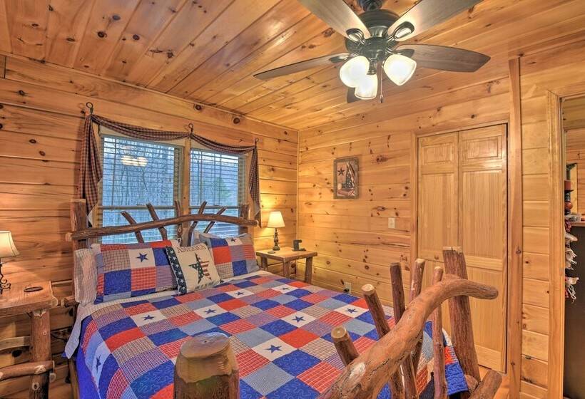 Rural Murphy Cabin Yard, Hot Tub & Fire Pit