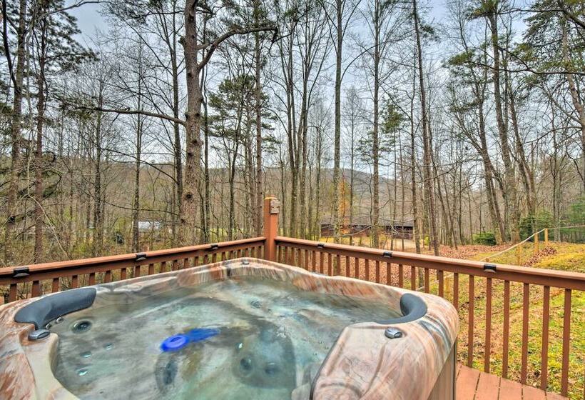 Rural Murphy Cabin Yard, Hot Tub & Fire Pit