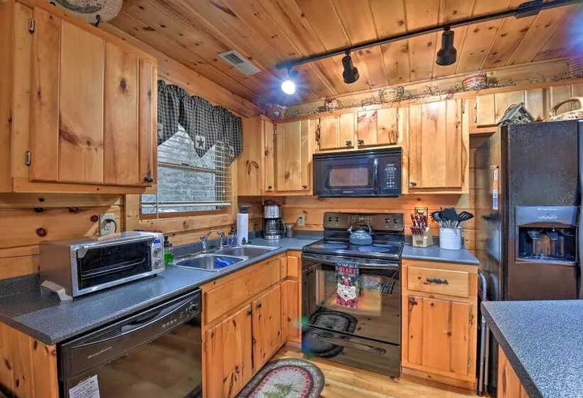 Rural Murphy Cabin   Yard, Hot Tub & Fire Pit