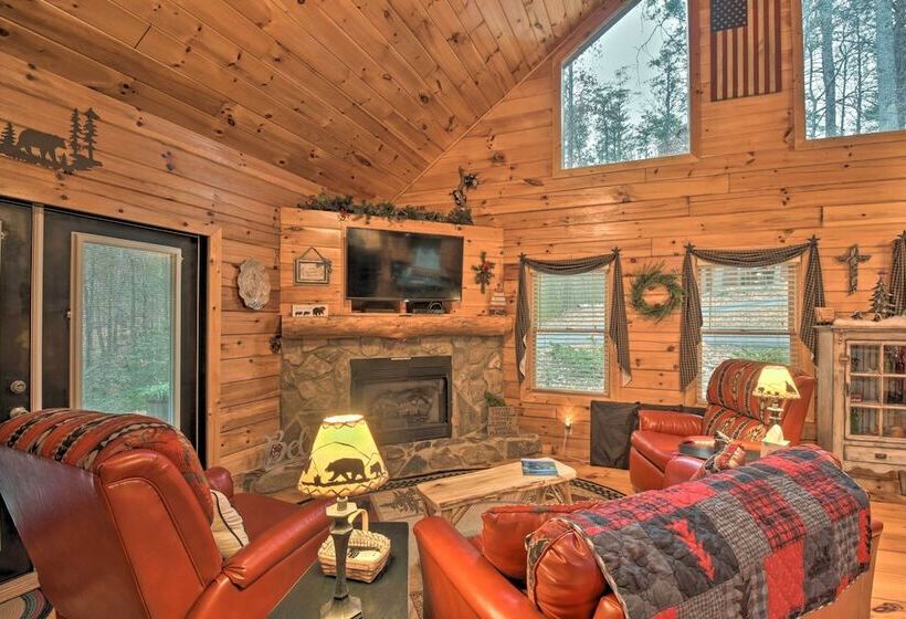 Rural Murphy Cabin Yard, Hot Tub & Fire Pit