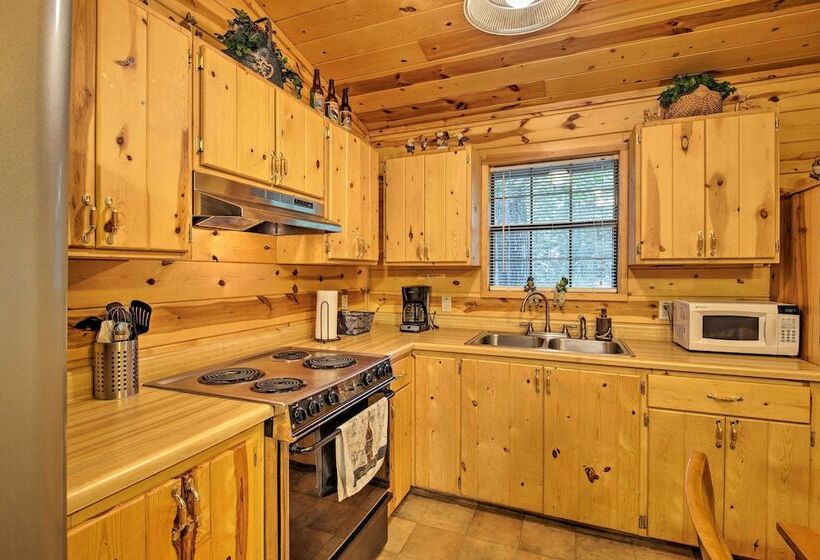 Broken Bow Cabin W/ Hot Tub, Near Hiking + Fishing