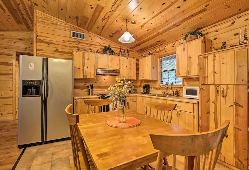 Broken Bow Cabin W/ Hot Tub, Near Hiking + Fishing