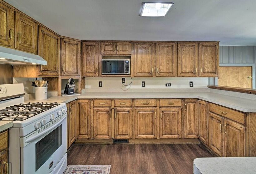 Sodus Point Historic Home ~ 1/2 Mi To Sodus Bay!