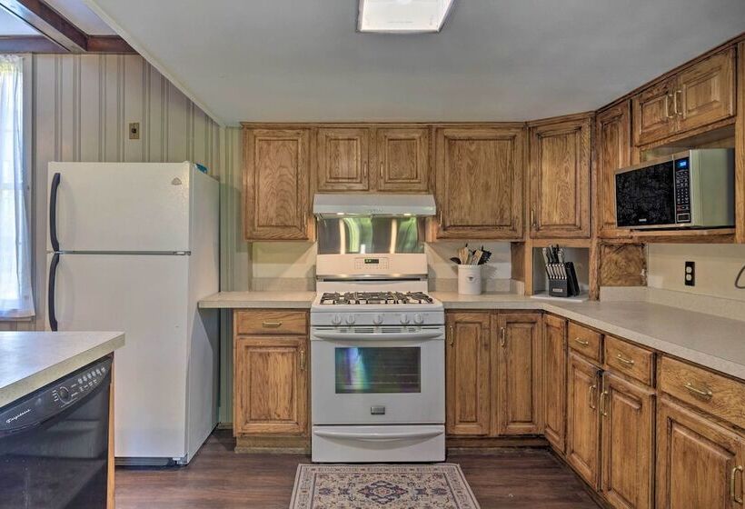 Sodus Point Historic Home ~ 1/2 Mi To Sodus Bay!