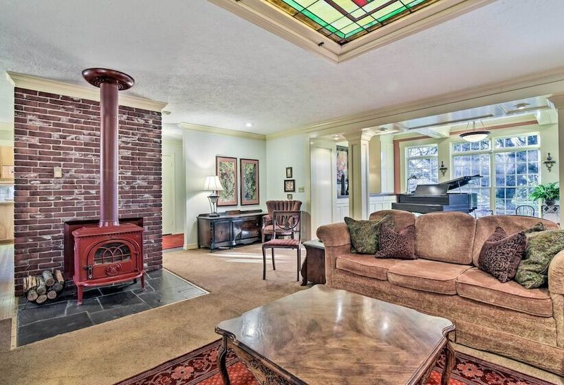 Spacious Hillsboro Home ~ 18 Mi To Portland!