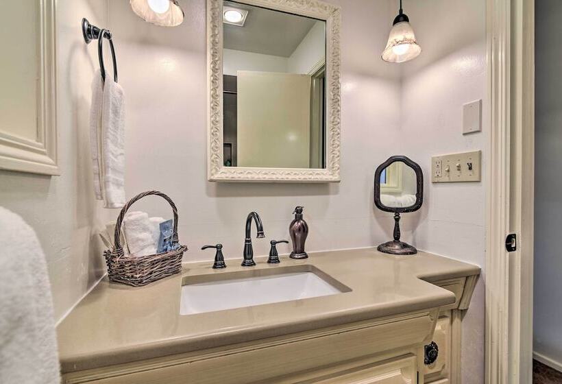 Spacious Hillsboro Home ~ 18 Mi To Portland!