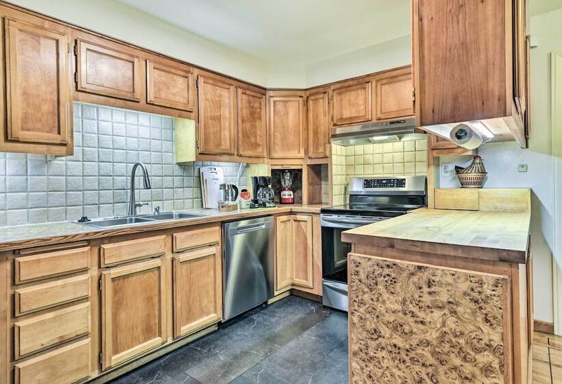 Spacious Hillsboro Home ~ 18 Mi To Portland!