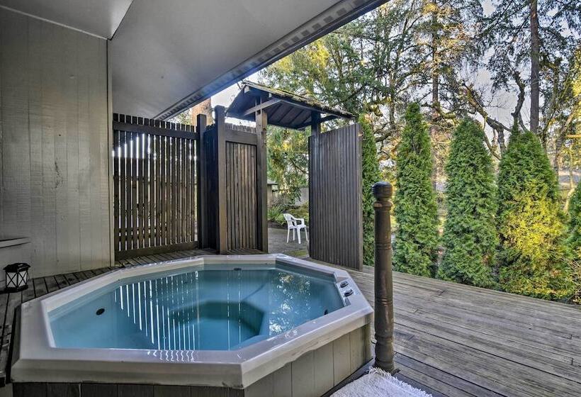 Spacious Hillsboro Home ~ 18 Mi To Portland!