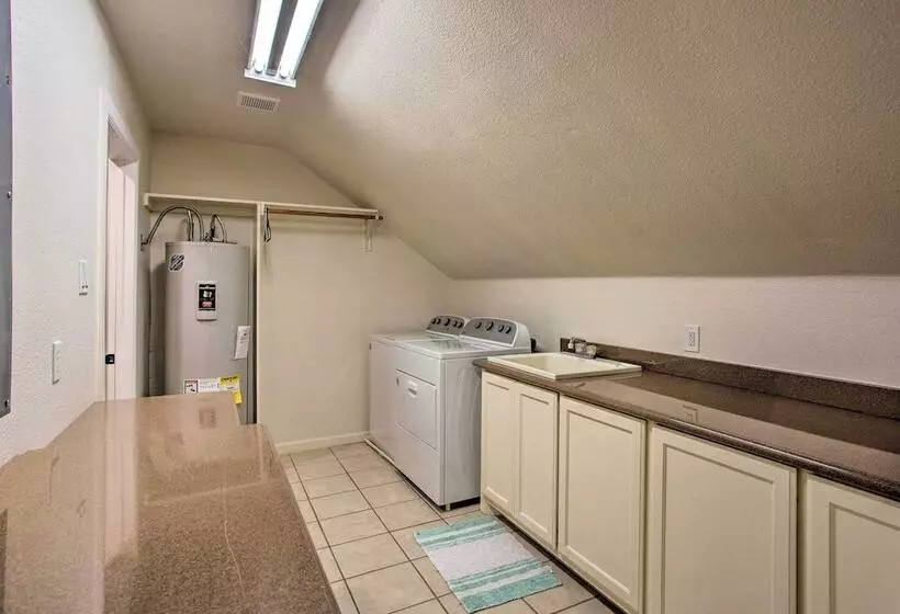 Spacious Vacation Home: 10 Mi To Lavon Lake!