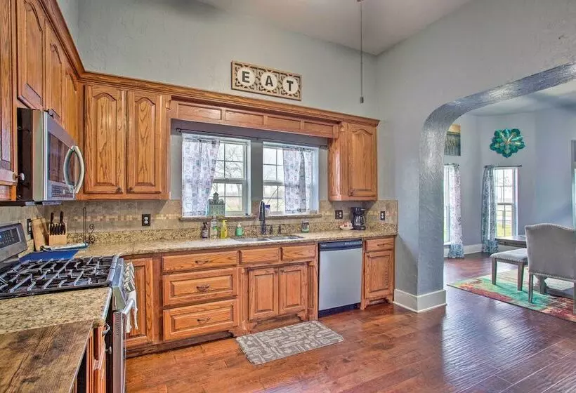 Spacious Vacation Home: 10 Mi To Lavon Lake!