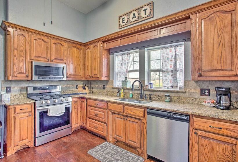 Spacious Vacation Home: 10 Mi To Lavon Lake!