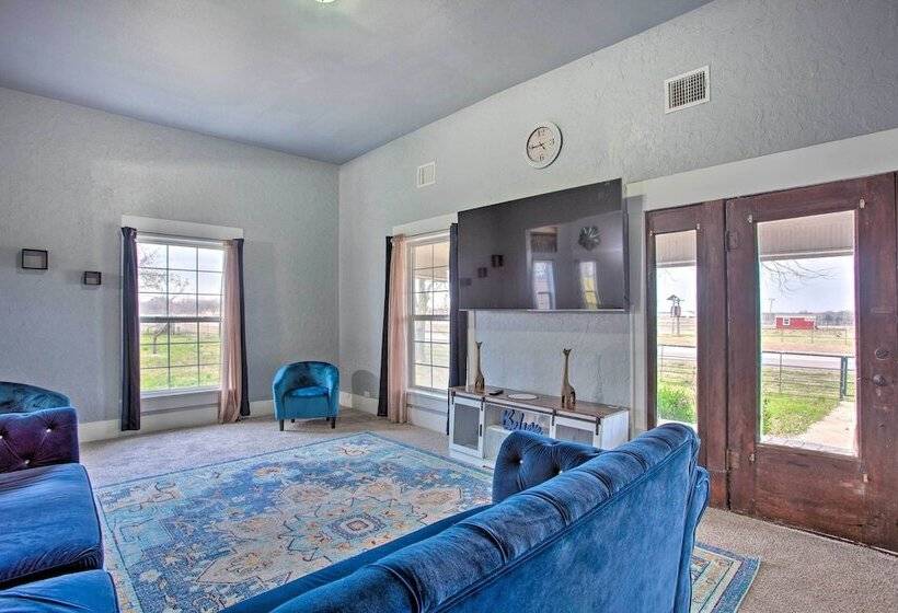 Spacious Vacation Home: 10 Mi To Lavon Lake!