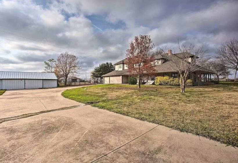 Spacious Vacation Home: 10 Mi To Lavon Lake!