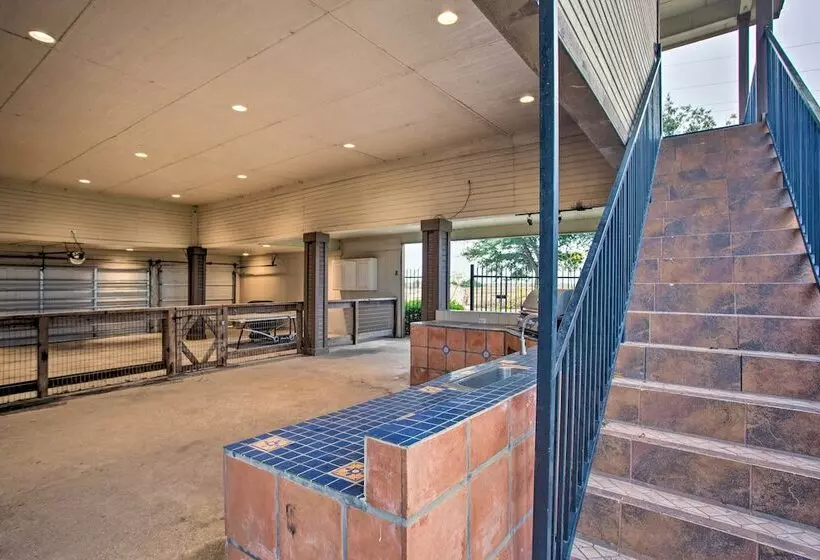 Spacious Vacation Home: 10 Mi To Lavon Lake!