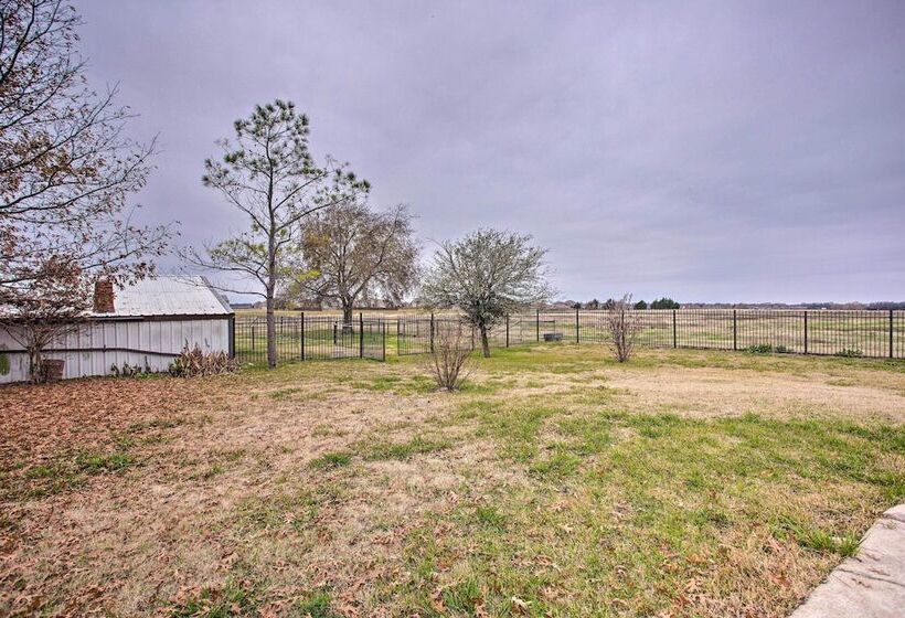 Spacious Vacation Home: 10 Mi To Lavon Lake!